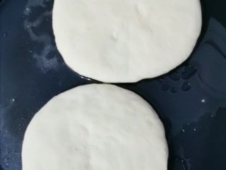 22、韭菜肉发面馅饼,放入馅饼