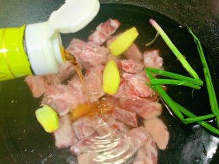 2、排骨烧土豆,清水下锅，葱姜料酒焯水