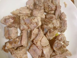 4、排骨烧土豆,捞出后洗干净，沥干水