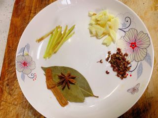 5、排骨烧土豆,准备姜丝、蒜粒、干花椒干辣椒、香料