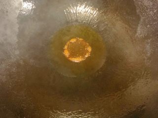 8、排骨烧土豆,小火炒至棕褐色冒小气泡