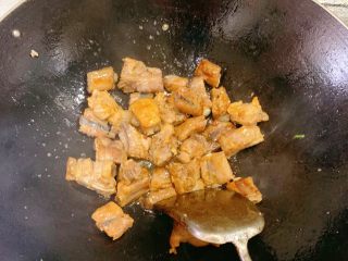 9、排骨烧土豆,倒入排骨煸炒