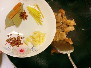 10、排骨烧土豆,排骨上色后下香料，姜蒜干花椒干辣椒