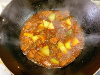 13、排骨烧土豆,煮20分钟后加入土豆开始调味，适量老抽生抽比例1:3，颜色变深一点就好，适量鸡精，少许十三香，尝味道加盐，锅边滴几滴醋去腥味