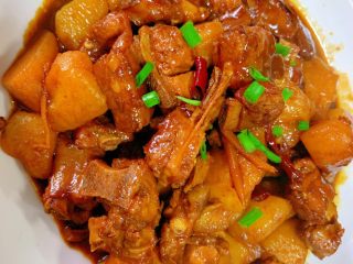 15、排骨烧土豆,收汁后起锅装盘。