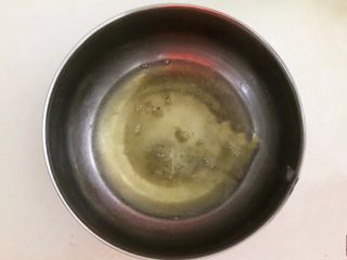 2、茶香戚风蛋糕,取两个无水无油的盆子，把鸡蛋清分离出来，不能有一点蛋黄