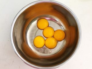 3、茶香戚风蛋糕,把蛋黄装入另一个盆中