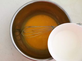 5、茶香戚风蛋糕,加入牛奶