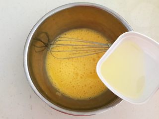 7、茶香戚风蛋糕,加入玉米油