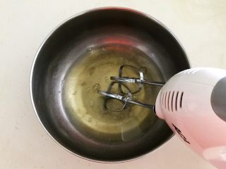 14、茶香戚风蛋糕,用打蛋器低速打发