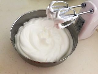 18、茶香戚风蛋糕,继续打发至湿性泡沫，提起打蛋器有尖角即可