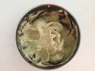 20、茶香戚风蛋糕,搅拌调匀