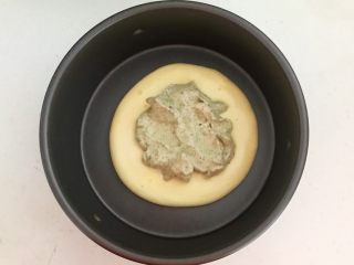 24、茶香戚风蛋糕,在蛋糊上面加入一勺抹茶糊