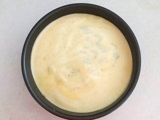 26、茶香戚风蛋糕,最后在上面加入蛋糊，把模具拿起来摔几次，排除面糊里面的气泡