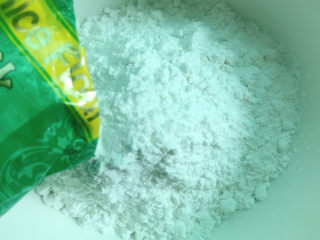 1、红糖糍粑,糯米粉倒入碗中