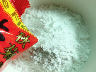 2、红糖糍粑,粘米粉倒入碗中