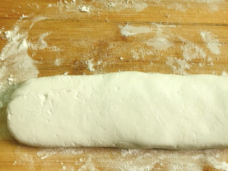 8、红糖糍粑,将糯米团搓成长条