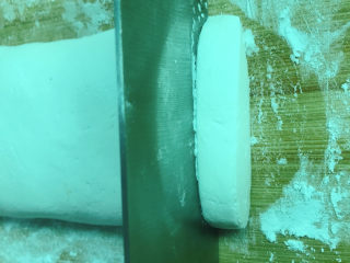 9、红糖糍粑,切成小长条