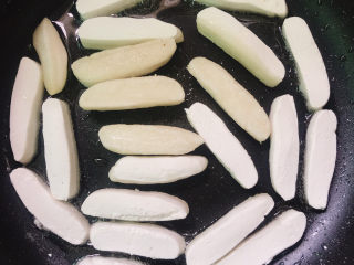 10、红糖糍粑,放入不粘锅中