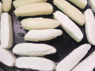 11、红糖糍粑,小火慢慢煎