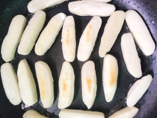 12、红糖糍粑,煎黄后翻面继续煎