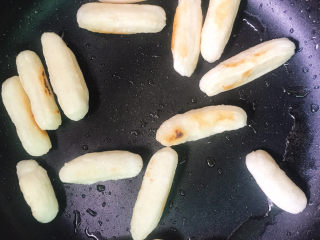 14、红糖糍粑,糍粑条全部煎熟了