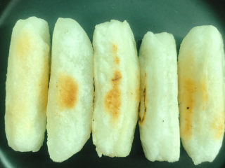 15、红糖糍粑,夹到盘中