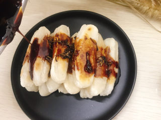 18、红糖糍粑,淋在糍粑上