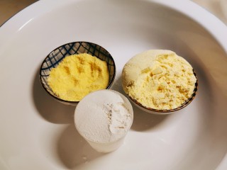 1、小米发糕,三种面粉准备好