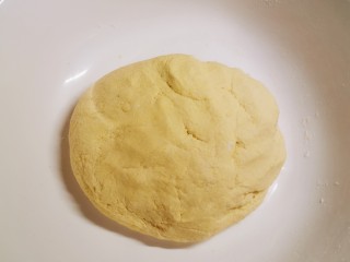 4、小米发糕,和成比较软一点的面团  加盖子  静置发酵