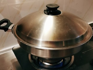 12、小米发糕,二次发酵好 蒸锅水烧开后 蒸20分钟 焖2分钟