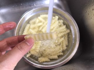 5、孜然土豆条,切好，清水冲洗一遍，滤出切面的淀粉，这样口感更爽脆