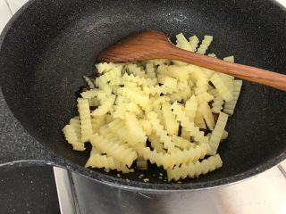 13、孜然土豆条,倒进焯水的土豆条，翻炒均匀