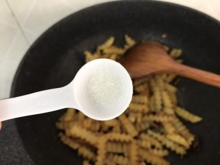 14、孜然土豆条,加入1/4匙糖