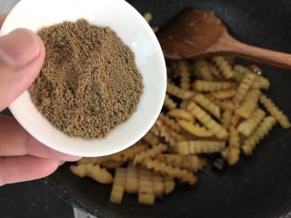 16、孜然土豆条,倒入孜然粉，翻炒均匀