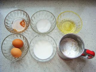 1、蔓越莓鲷鱼烧,所需材料称好备用。（面粉里倒入淀粉、泡打粉混合）