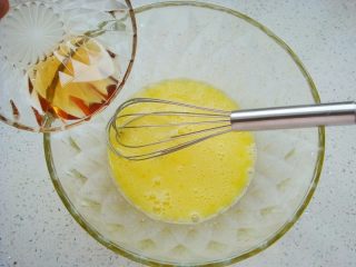 3、蔓越莓鲷鱼烧,鸡蛋打散倒入蜂蜜。