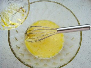 4、蔓越莓鲷鱼烧,倒入玉米油。