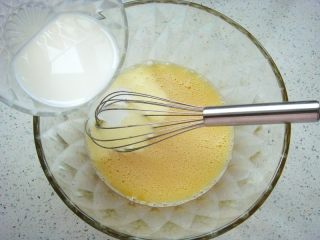 5、蔓越莓鲷鱼烧,搅拌几下倒入牛奶，再次充分搅拌均匀。