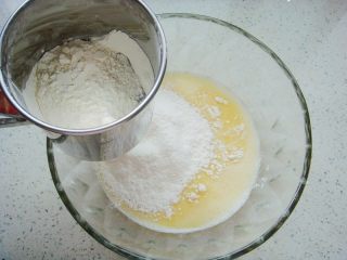 6、蔓越莓鲷鱼烧,筛入面粉。