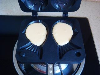 11、蔓越莓鲷鱼烧,裱花袋剪一小口把糊糊挤入模具中。（先挤鱼肚位置）