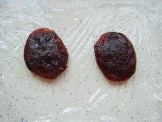 9、蔓越莓鲷鱼烧,取适量蔓越莓馅儿按扁备用。（也可随个人口味换成其他的馅料）