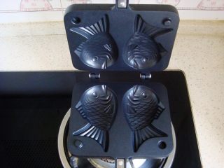 10、蔓越莓鲷鱼烧,鲷鱼烧模具放置火上开小火两面均预热好。