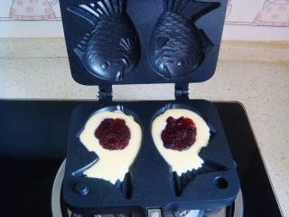 12、蔓越莓鲷鱼烧,放入蔓越莓馅儿。