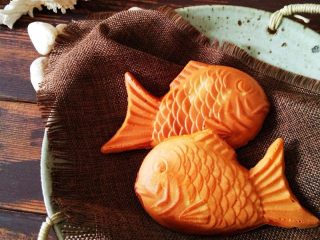 14、蔓越莓鲷鱼烧,两面烤至金黄色即可。