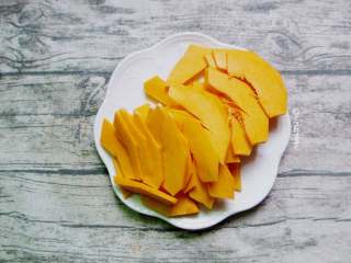 2、椰蓉南瓜小方,南瓜去皮切薄片，这样可以快速蒸烂