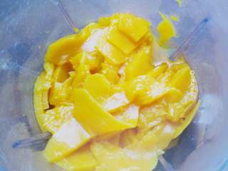 4、椰蓉南瓜小方,将蒸好的南瓜放入搅拌机中