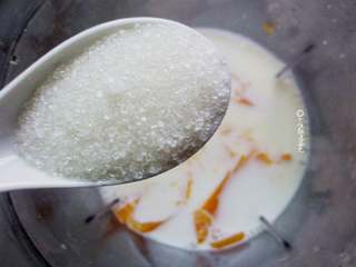 6、椰蓉南瓜小方,加入1勺白糖