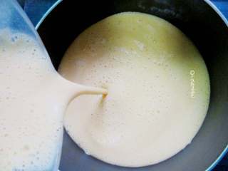 8、椰蓉南瓜小方,然后倒入小奶锅中