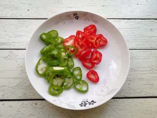 3、干煸花菜,将青红椒切成辣椒圈